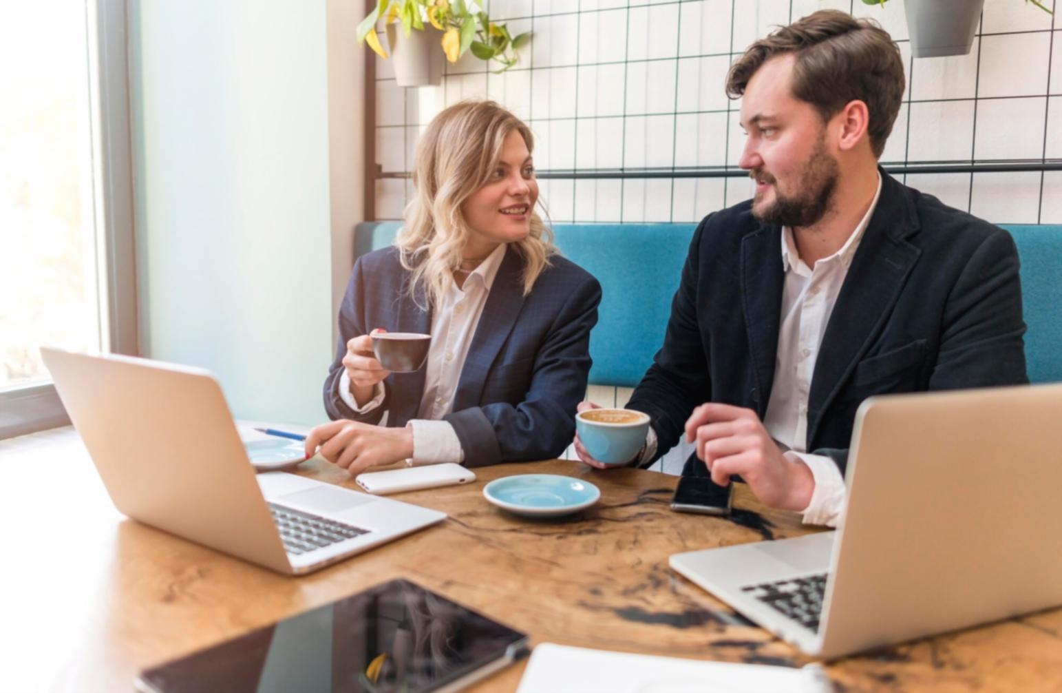 Workshop-Teilnehmer bei der Arbeit an Finanzstrategien